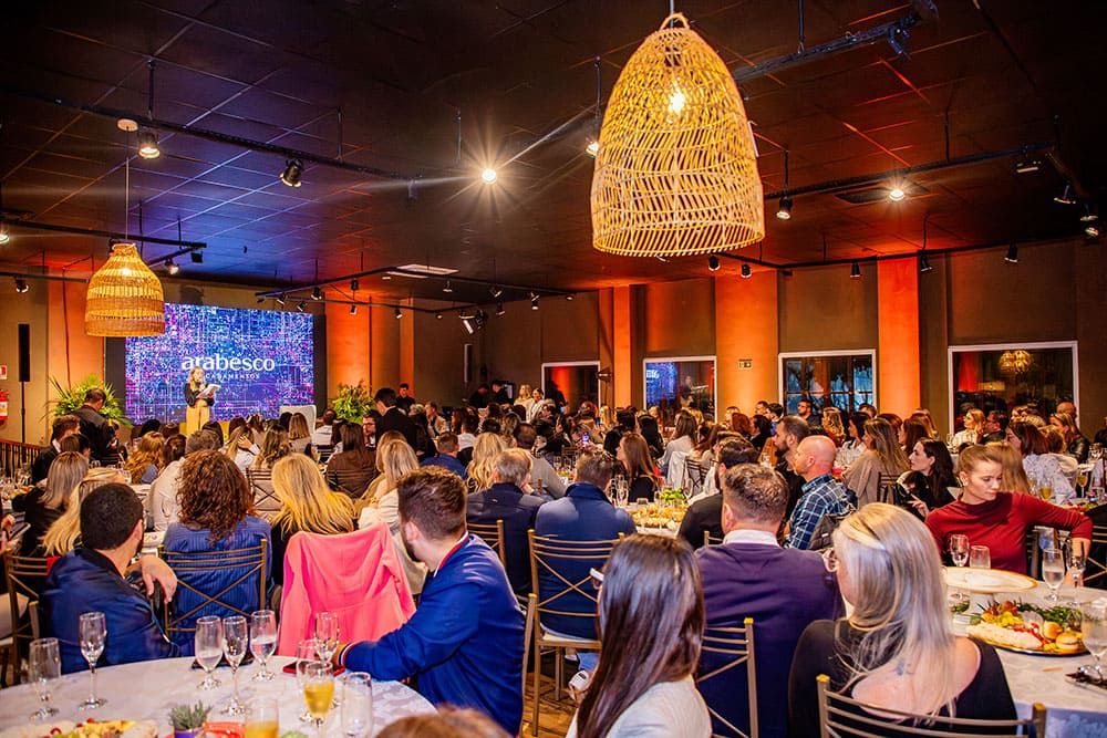 Inovação e conexões: Hub Vínculos de Relacionamentos realiza workshop sobre IA e celebra dois anos de atuação. 