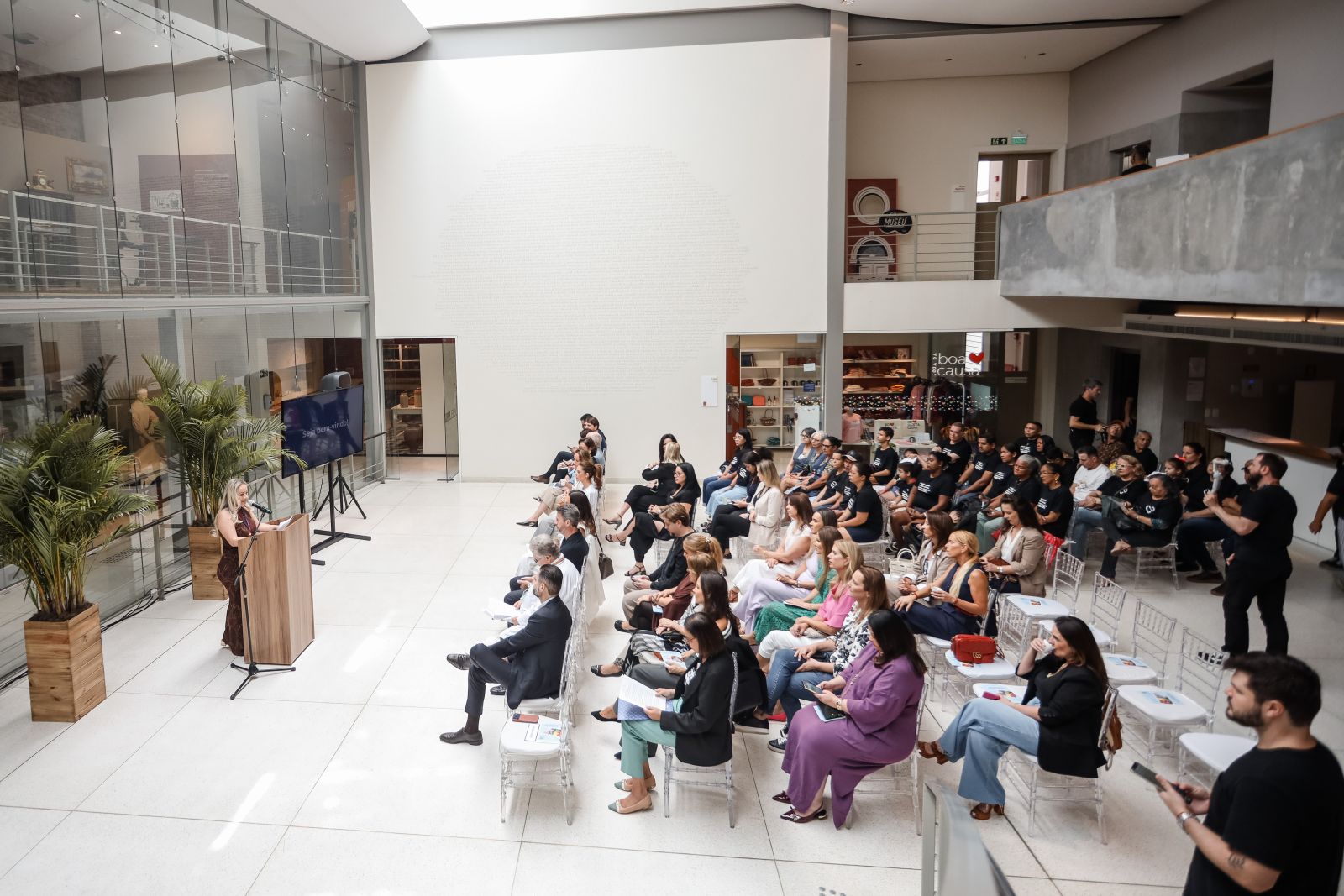 cerimônia de entrega do cheque do Bazar Claudia Bartelle & Friends