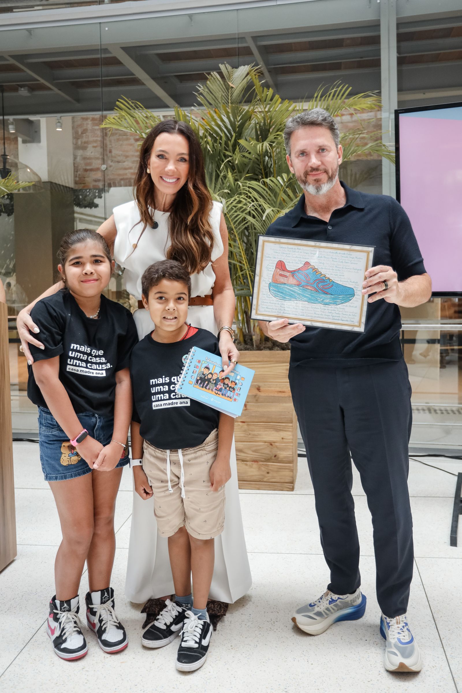 Claudia e Pedro Bartelle com as crianças acolhidas na Casa Madre Ana